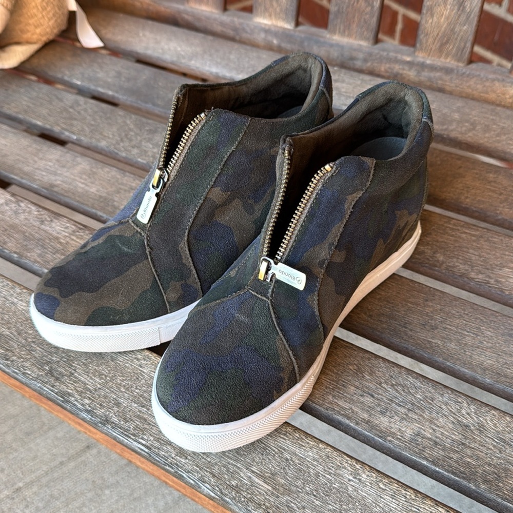 EUC Blondo waterproof camo booties